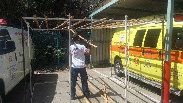 בניית סוכה בתחנת מד"א נתניה צוותי מד"א בכוננות לקראת סוכות