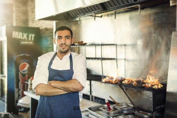 וואפיק עיסאוי השף שמנהל את מסעדת זויה גריל בר  מסעדת גורמה על כביש החוף