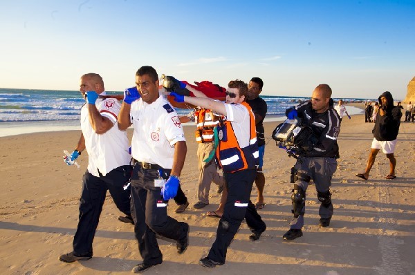 ניסיונות החייאה | צילום: דוברות מד"א צעיר בן 18 טבע בסמוך לחוף סירונית בנתניה