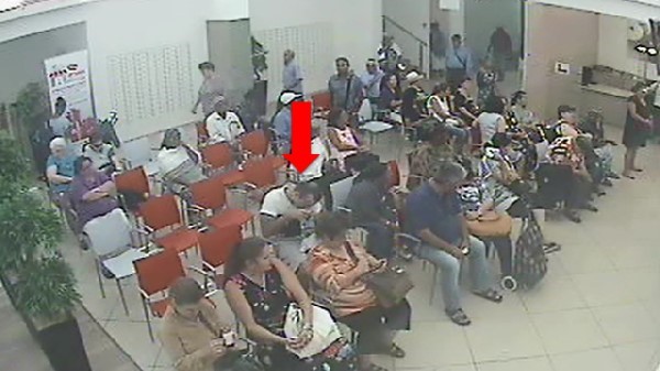 החשוד בגניבה בודק את השקית עם הכסף צפו בסרטון: קשיש נשדד בבנק הפועלים נתניה