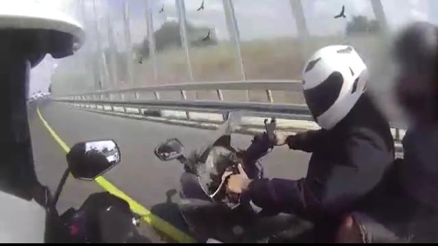 צילום ממצלמת הקסדה של השוטר  תיעוד : ניסה להימלט וניגח אופנוע משטרתי