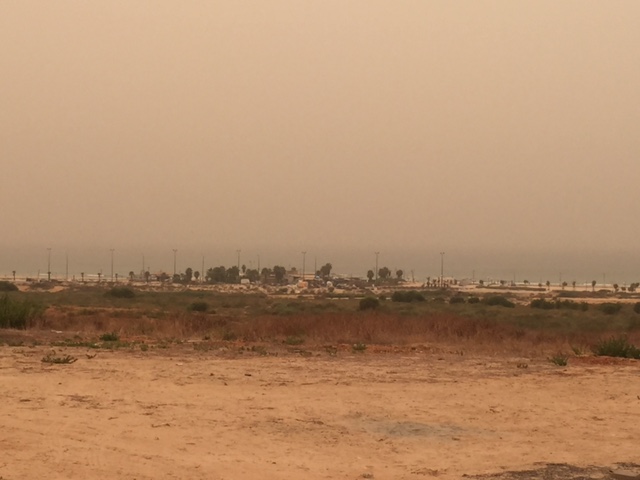 מבט אל חוף פולג היום זיהום אויר בשל סופת אבק המגיעה מהמזרח