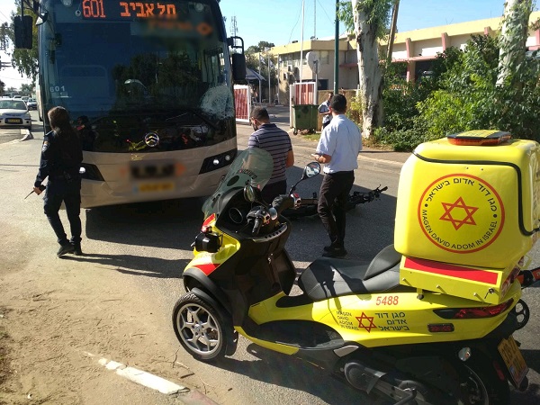 צילום :דוברות מד"א נתניה: רוכב אופניים חשמליים נפגע מאוטובוס