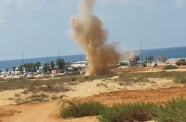 השמדת נפל פגז ארטילרי | צילום: נדוברות המשטרה צפו בוידאו: פגז ארטילרי נמצא בחוף פולג