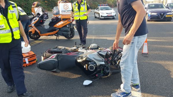 רוכב אופנוע במצב בינוני כתוצאה מתאונה