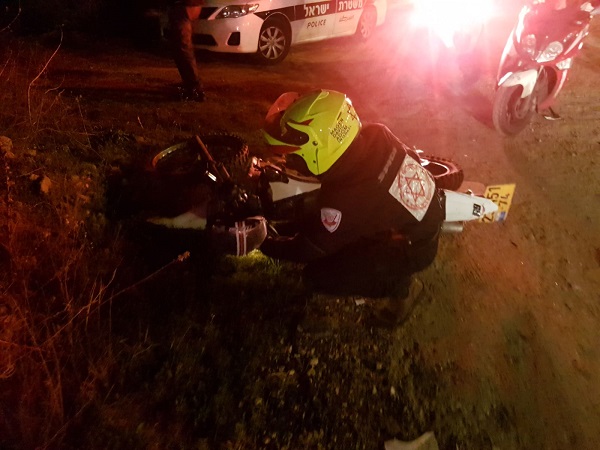 זירת האירוע | צילום: תעוד מבצעי מד"א רוכב אופנוע בן 25 נפגע באורח קשה מפגיעת רכב