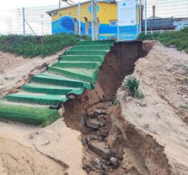 סכנה: שביל הגישה בחוף נעורים קרס