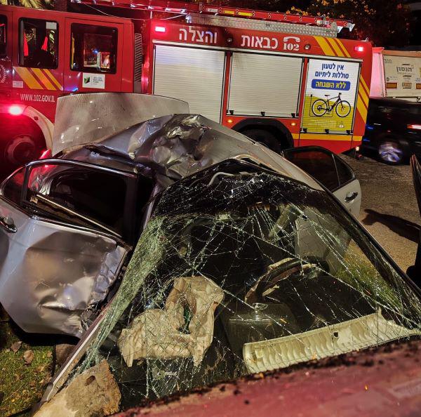רכב התנגש בעץ בנתניה, בן 16 נפצע קשה רכב התנגש בעץ בנתניה, בן 16 נפצע קשה