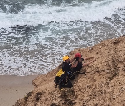 חילוץ דרמטי במצוק בארסוף: שני נערים חולצו בשלום חילוץ דרמטי במצוק בארסוף: שני נערים חולצו בשלום