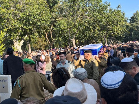 חדשות מקומיות - מאות תושבים בצידי הדרך ליוו את מסע ההלוויה של הראל איתח ז"ל