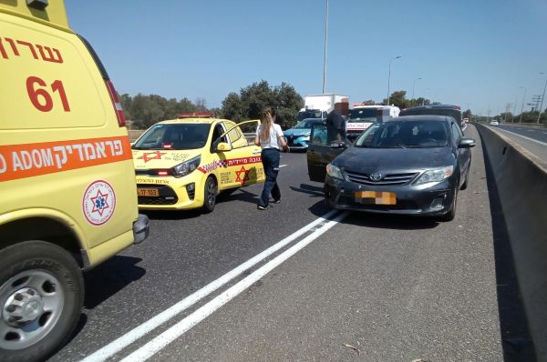  בן 26 נפגע ממשאית לאחר שיצא מרכבו בכביש 4 סמוך לצומת חפר