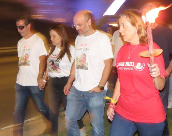 תהלוכת לפידים בנתניה למען החטופים והחטופות תהלוכת לפידים בנתניה למען החטופים והחטופות