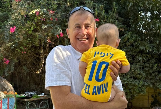  חן ליפין מכפר נטר חגג 60 בהפתעה משפחתית מרגשת