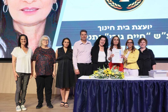 חינוך ומצויינות - ארבע מצטיינות מנתניה בטקס המחוזי של משרד החינוך