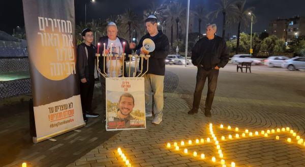 הדלקת נר שלישי של חנוכה למען החטופים הדלקת נר שלישי של חנוכה למען החטופים