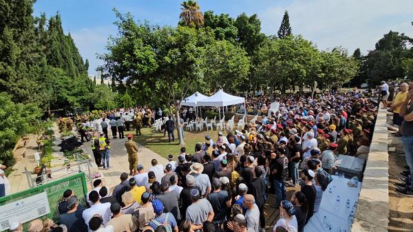 אלפים הגיעו להיפרד מרס''ן אמיר סיקורי אלפים הגיעו להיפרד מרס''ן אמיר סיקורי