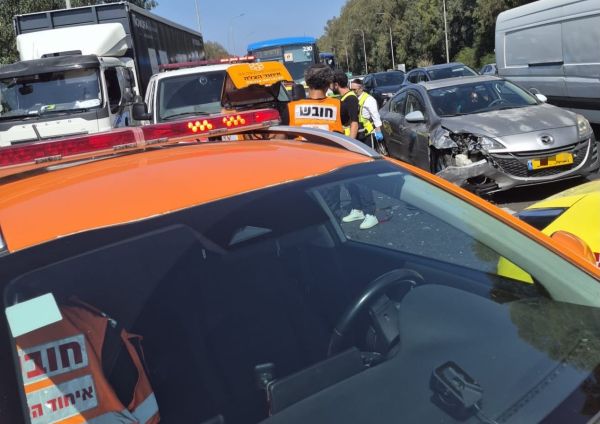  תאונה עם מעורבות אוטובוס ושני כלי רכב בפינת רחוב דגניה בנתניה