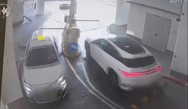  נהג מונית מכפר יונה נאשם בגניבות אופנועים (תיעוד)