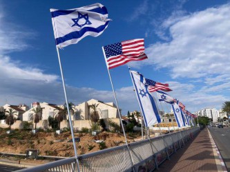 דגלי ארה״ב יחד עם דגלי ישראל הונפו בנתניה