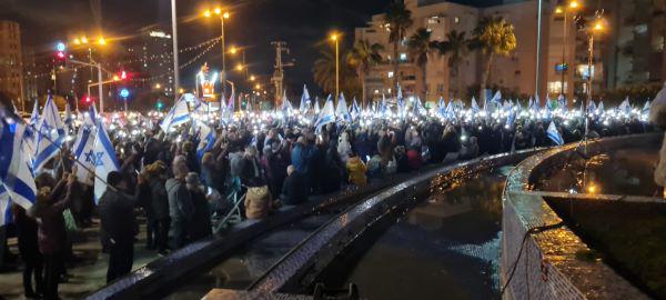  2000 מפגינים בנתניה נגד הרפורמה המשפטית