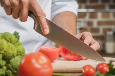 איך משתמשים בסכין שף בצורה נכונה?