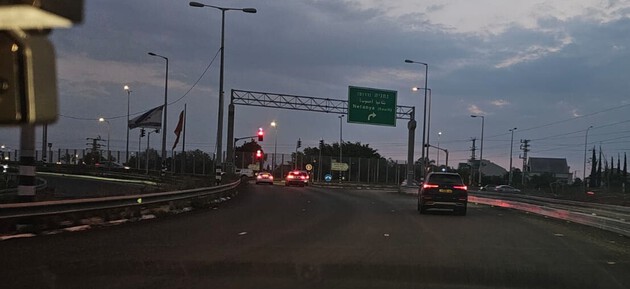חדשות מקומיות - סכנה בכבישים: סימוני כביש מחוקים בנתניה