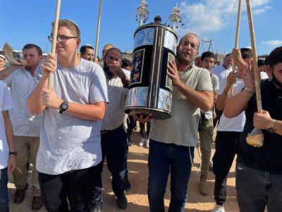 ספר תורה הוכנס לבית החינוך אמית בר אילן נתניה