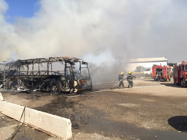 מבזקים - דליקת אוטובוס ושני כלי רכב בניצני עוז