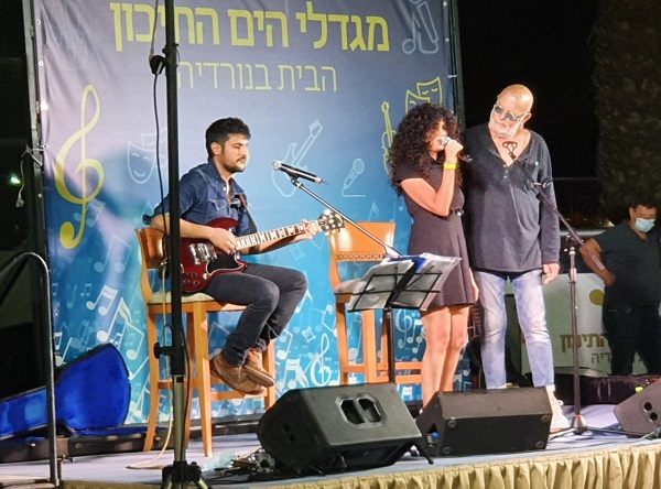 אריק סיני בהופעה בדיור מוגן בנורדיה