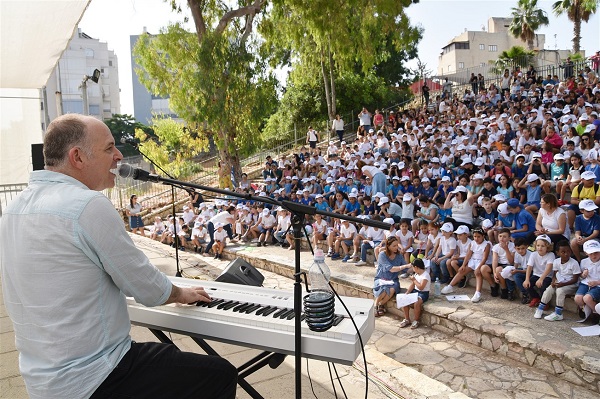 שרים נעמי שמר בבית ספר ביאליק | צילום: רן אליהו  בוקר משיריה של נעמי שמר בבית הספר ביאליק