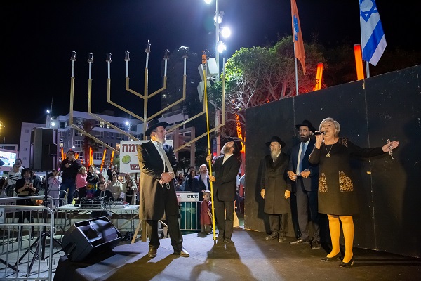 הדלקת נר ראשון של חנוכה בנתניה