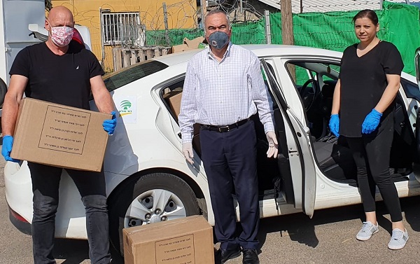 אלי דלל התמגן במסכה וכפפות, וסייע בחלוקת מזון לקשישים