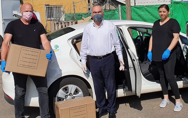 דלל. סייע בחלוקת מזון לקשישים אלי דלל התמגן במסכה וכפפות, וסייע בחלוקת מזון לקשישים