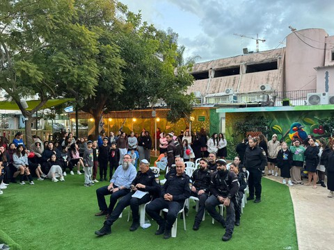 מסורת של חיבור ונתינה: משטרת נתניה חוגגת עם ילדי הקהילה מסורת של חיבור ונתינה: משטרת נתניה חוגגת עם ילדי הקהילה