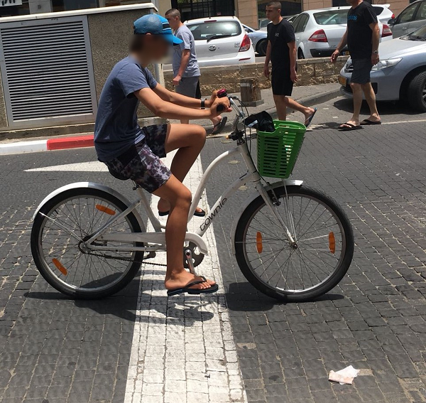 ללא קסדה | צילום: עמותת אור ירוק כמה דוחות על אופניים חשמליים חולקו בנתניה ?