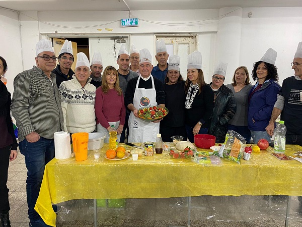 סגן ומ"מ ראש העיר מעביר סדנה בשבט "בזק" נתניה  אלי דלל העביר סדנת בישול להורי תנועת הצופים