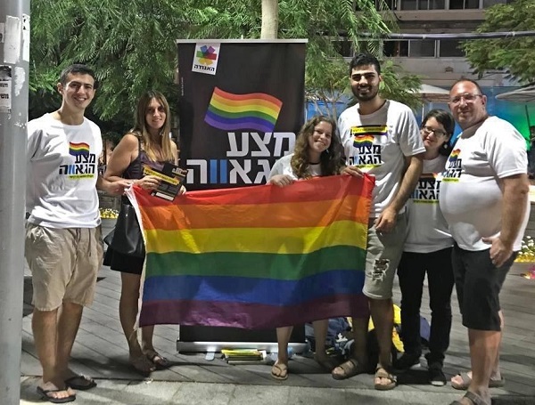 טלי מולנר עם נציגי קהילת הלה"טבים בנתניה גאווה עירונית: מצעד הגאווה הראשון בנתניה