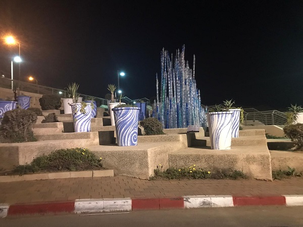 נחנך הגייזר - פסל סביבתי הבנוי מ-3,000 בקבוקי פלסטיק 