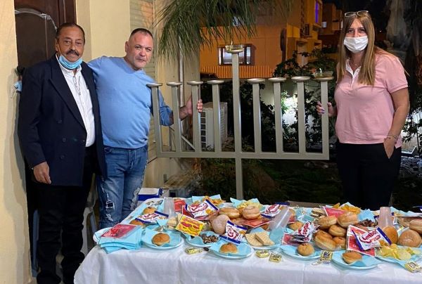 הדלקת נר של חנוכה בהוסטל לדרי רחוב