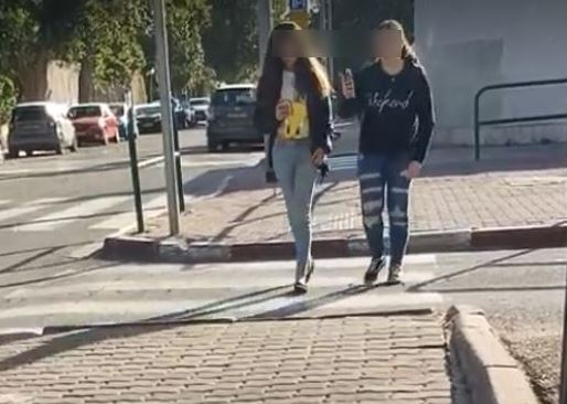 ילדים מתעסקים בטלפון במהלך חציית כביש
