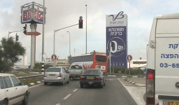 ירידה בדוחות לנהגים שחצו צומת באור אדום