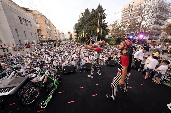 מצעד האחדות בנתניה | צילום: מאיר לביא אלפי ילדים במצעד האחדות בנתניה