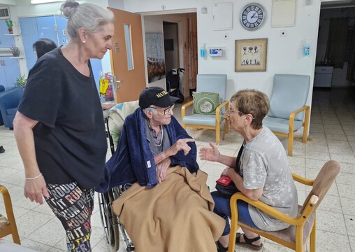 המרפאה הניידת של עמותת "למענם" בנתניה המרפאה הניידת של עמותת "למענם" בנתניה