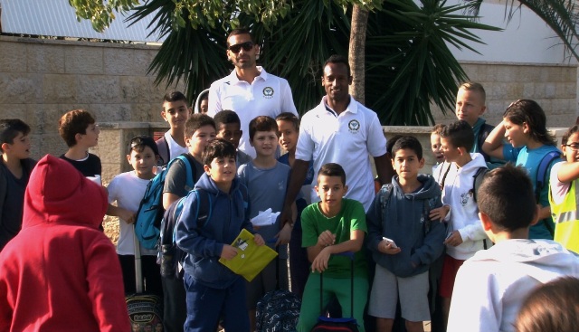 שחקני מכבי נתניה בבית ספר הרצוג הולכים על בטוח - גם בכדורגל