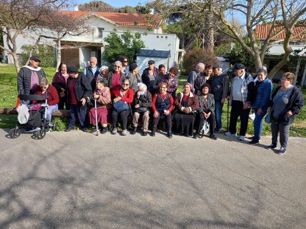 בני הגיל השלישי באבן יהודה טיילו בעקבות חנה סנש
