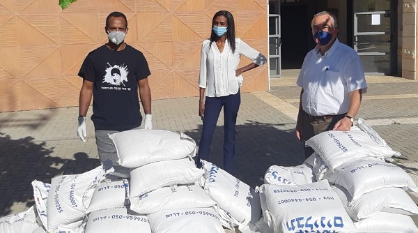 למען האוכלוסייה האתיופית: שקי מזון חולקו למאות משפחות בנתניה
