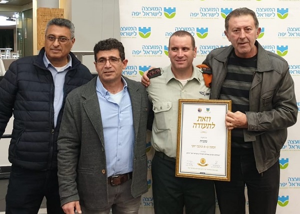 מימין: מנהל אגף הבטחון בעיריית נתניה יוסי בר, מפקד המחוז אל"מ אריאל בליץ, אילן אברהם וסגן מנהל אגף הבטחון רחמים כרמי 5 כוכבי יופי לעיריית נתניה בתחרות המקלט והמיגון