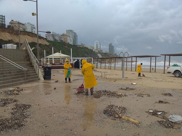 תמונה: עיריית נתניה  מנקים את חופי נתניה מזיהום וזפת