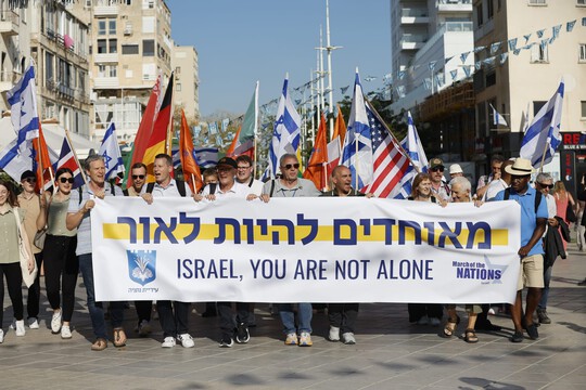  מאות צעדו בנתניה לאות תמיכה בישראל