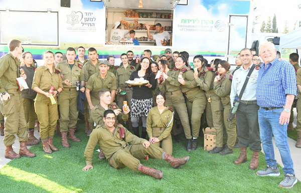 טקס הדלקת נרות חנוכה של חטיבת הצנחנים בבית ליד